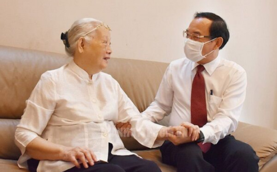 Bí thư Thành ủy TPHCM Nguyễn Văn Nên thăm và chúc mừng gia đình, cán bộ y tế tiêu biểu