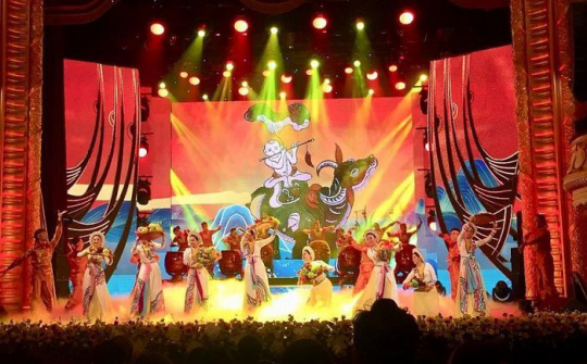 "Đá mòn, nhưng dạ chẳng mòn. Tình dân nghĩa nước một lòng sắt son"