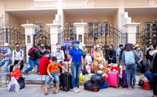 7 chuyến xe và hơn 300 bà con có hoàn cảnh khó khăn được tặng vé 0 đồng về quê ăn Tết