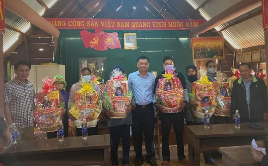 Lãnh đạo thành phố Buôn Ma Thuột thăm tặng quà  tết cho người nghèo