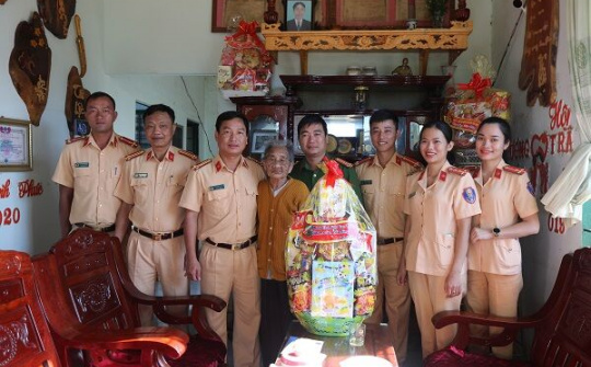 Phòng CSGT Công an Đắk Nông:  Nghĩa tình ngày Tết