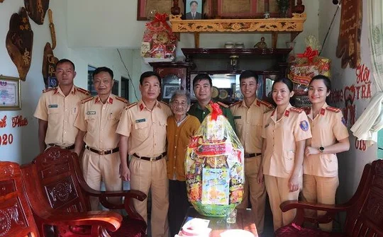 Phòng CSGT Công an Đắk Nông:  Nghĩa tình ngày Tết