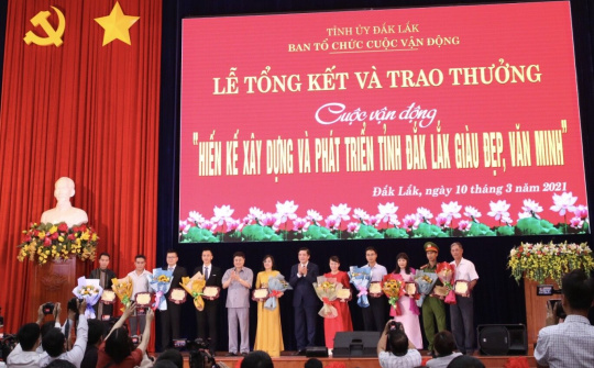 Chào mừng chiến thắng Buôn Ma THuột: với "218 Hiến kế xây dựng và phát triển tỉnh Đắk Lắk giàu đẹp".