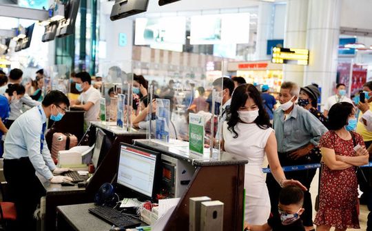 Khách đi máy bay phải khai báo y tế điện tử trước khi qua cửa an ninh