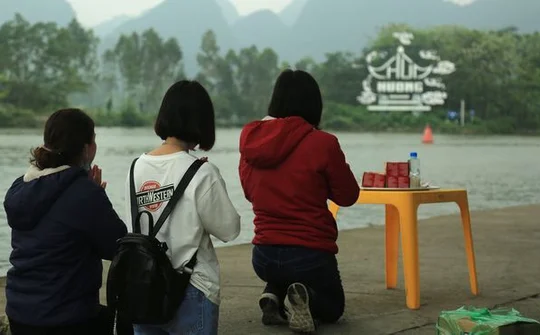 Lễ hội chùa Hương 2021: Kẻ vạch cho người dân hành lễ theo khoảng cách