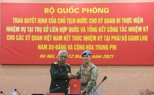 Trao Quyết định của Chủ tịch nước cho sỹ quan Việt Nam thực hiện nhiệm vụ tại Trụ sở Liên hợp quốc