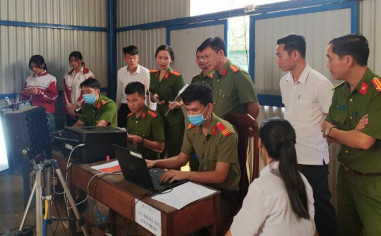 Đắk Nông: Giám đốc Công an tỉnh kiểm tra, động viên cán bộ chiến sĩ tại các điểm cấp căn cước công dân