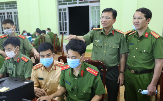 Đắk Nông: Giám đốc Công an tỉnh kiểm tra việc cấp căn cước công dân cho người dân vào 23h đêm 