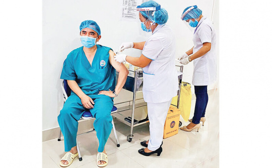 Tiêm vắc-xin là giải pháp tốt nhất để vượt qua đại dịch