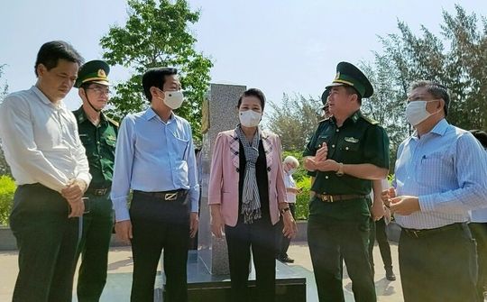 Đồng chí Nguyễn Thị Kim Ngân thăm lực lượng chống dịch tuyến biên giới Kiên Giang
