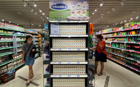 Vinamilk xuất khẩu sữa tươi cao cấp chứa tổ yến đầu tiên đi Singapore