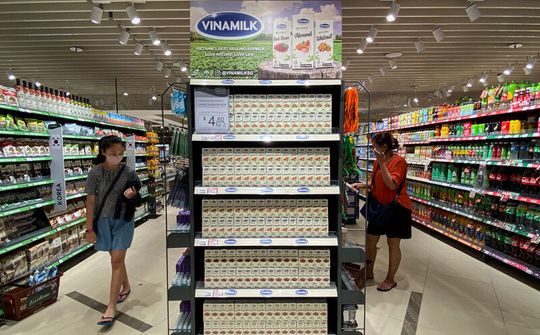 Vinamilk xuất khẩu sữa tươi cao cấp chứa tổ yến đầu tiên đi Singapore