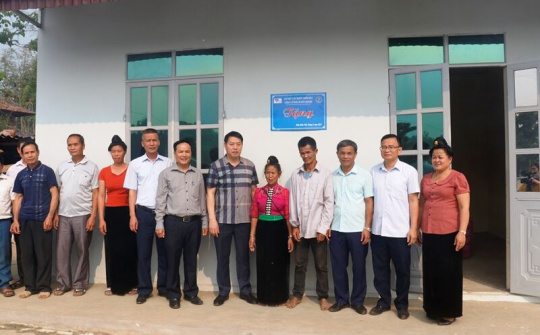 Trao nhà tặng đồng bào dân tộc thiểu số hoàn cảnh khó khăn