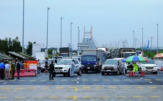 Quảng Ninh dỡ chốt kiểm soát ra vào
