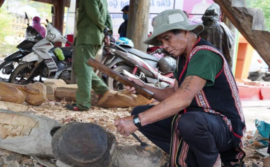 Tây Nguyên: Nét văn hóa huyền bí "Hội thi tạc tượng gỗ"