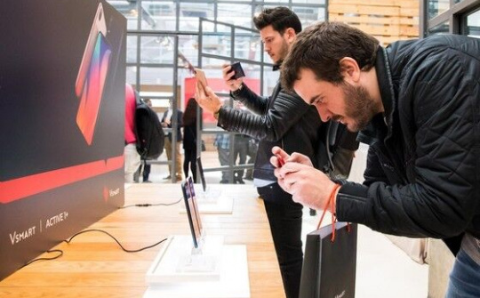 Hành trình ra thế giới của smartphone Việt Nam