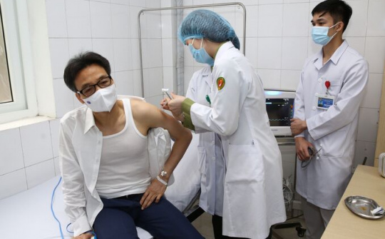 Phó Thủ tướng Vũ Đức Đam tiêm mũi 2 vắc-xin Nano Covax ngừa Covid-19