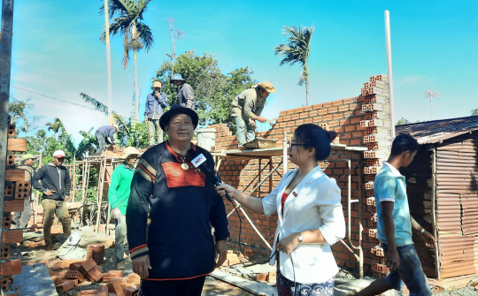 Thầy thuốc Khăm Phết Lào gửi lời cảm ơn tới Thiếu tướng Lê Văn Tuyến