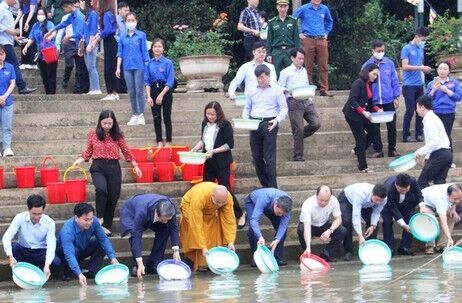 Thả cá giống tái tạo và phát triển nguồn lợi thuỷ sản tại sông Mã Thanh Hóa