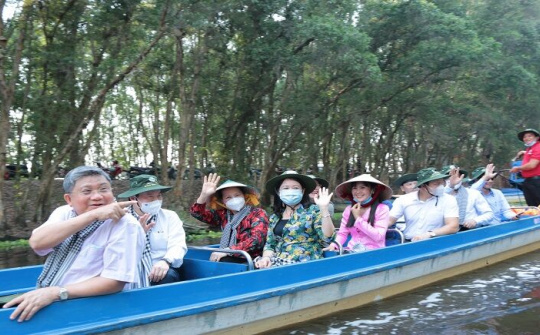Đoàn công tác của Quốc hội ấn tượng trước vẻ đẹp độc đáo của "Rừng tràm Trà Sư"