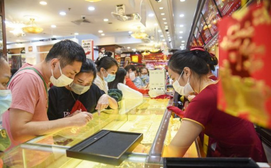 Giá vàng hôm nay 30-3: Rơi thẳng đứng, các quỹ đầu tư bán 14,1 tấn vàng