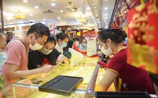 Giá vàng hôm nay 30-3: Rơi thẳng đứng, các quỹ đầu tư bán 14,1 tấn vàng