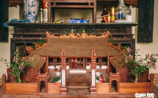Độc đáo mô hình đình làng bằng gỗ gụ nhỏ nhất Việt Nam