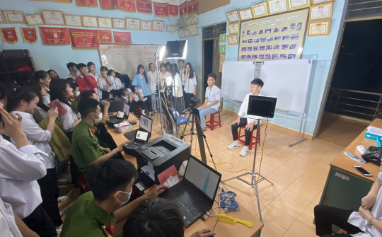 Công an huyện Đắk Mil: 20 giờ đêm vẫn làm căn cước công dân cho học sinh