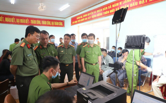 Thắm đượm tình Quân – Dân trong thực hiện “chiến dịch” cấp thẻ căn cước công dân