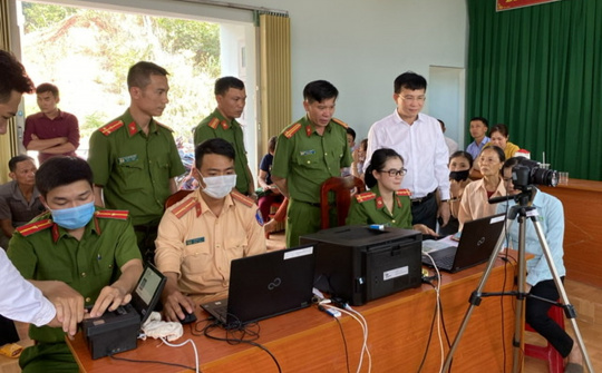 Những “bông hồng” thầm lặng dốc sức cùng “chiến dịch” cấp căn cước công dân