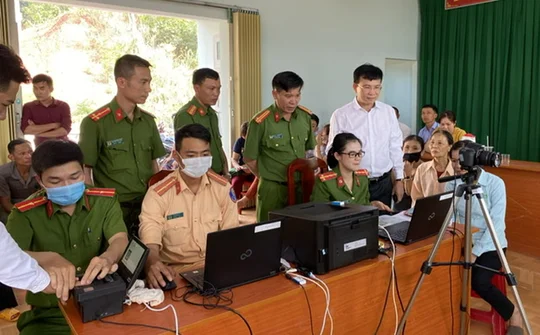 Những “bông hồng” thầm lặng dốc sức cùng “chiến dịch” cấp căn cước công dân