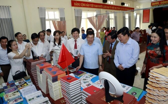 Hội văn học nghệ thuật tỉnh Vĩnh Phúc phối hợp tặng hơn 1.000 đầu sách