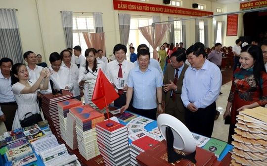 Hội văn học nghệ thuật tỉnh Vĩnh Phúc phối hợp tặng hơn 1.000 đầu sách