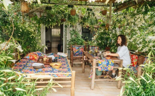 "Vườn treo" rộng 200m2 ngập sắc hoa loa kèn giữa lòng Hà Nội