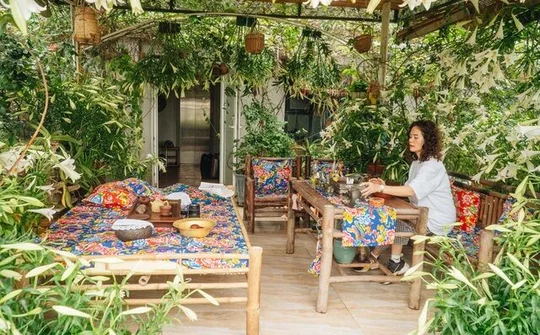 "Vườn treo" rộng 200m2 ngập sắc hoa loa kèn giữa lòng Hà Nội