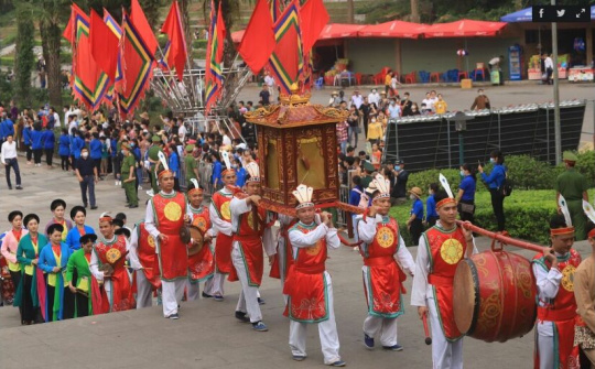 Hàng ngàn người đổ về Đền Hùng ngày giỗ Tổ mồng 10/3