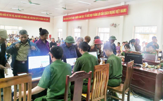 Đơn vị đầu tiên trong cả nước hoàn thành việc cấp thẻ CCCD gắn chíp điện tử