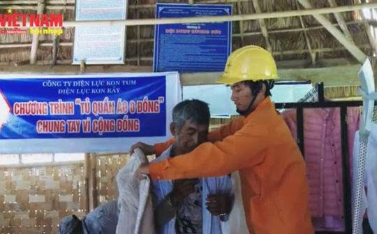 Kon Tum: Ấm áp “Tủ quần áo o đồng”
