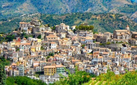 Rao bán nhà với giá rẻ hơn 1 ly cà phê:  Chuyện kỳ lạ ở thị trấn cổ Italia