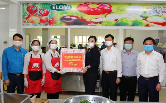 Bí thư Tỉnh uỷ Thái Nguyên tặng quà công nhân lao động