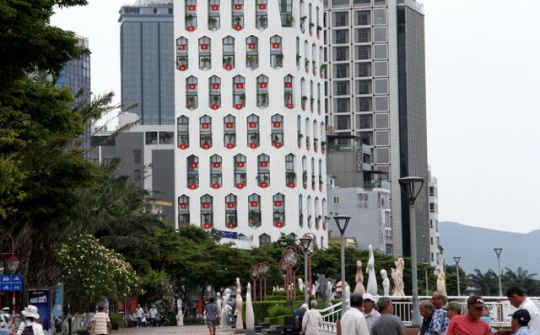 Nhiều cao ốc ven bờ sông Hàn, Đà Nẵng rực rỡ cờ đỏ sao vàng đón lễ 30/4