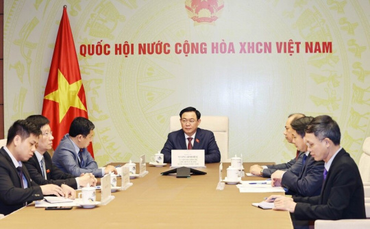 Chủ tịch Quốc hội Vương Đình Huệ điện đàm với Chủ tịch Quốc hội Lào