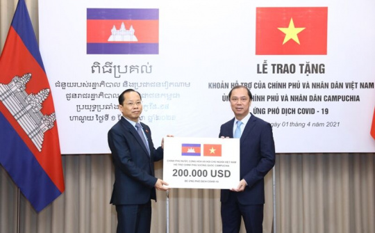 Việt Nam trao tặng khoản hỗ trợ giúp Campuchia ứng phó dịch COVID-19