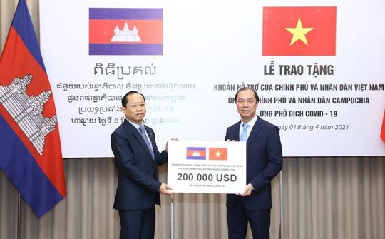 Việt Nam trao tặng khoản hỗ trợ giúp Campuchia ứng phó dịch COVID-19