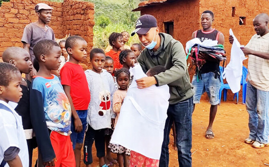 Chàng trai Việt Nam làm từ thiện ở châu Phi