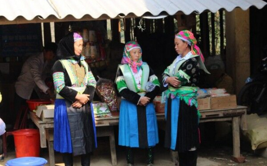 Cao Bằng: Khăn thổ cẩm tôn lên nét đẹp của người phụ nữ vùng cao