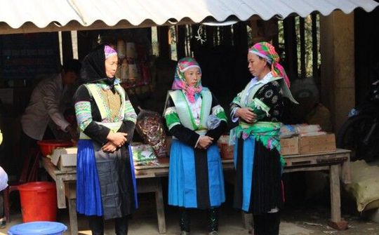 Cao Bằng: Khăn thổ cẩm tôn lên nét đẹp của người phụ nữ vùng cao