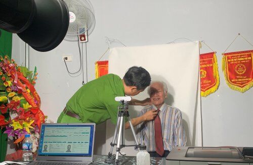Cán bộ, chiến sĩ Công an thành phố Thanh Hóa giúp dân làm CCCD