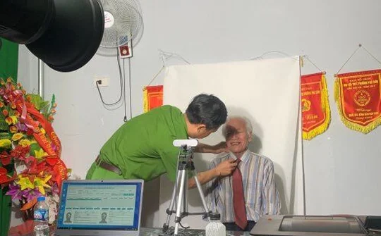Cán bộ, chiến sĩ Công an thành phố Thanh Hóa giúp dân làm CCCD