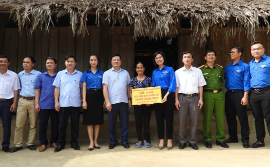 Huyện Như Thanh trao 20 suất quà hỗ trợ xây nhà “Đại đoàn kết”